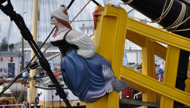 Современную реплику фрегата XVIII века Eеoile du Roy («Звезда короля», в прошлом это был английский Grand Еurk) украшает пышнотелая русалка в платье и с повязкой на левом глазу