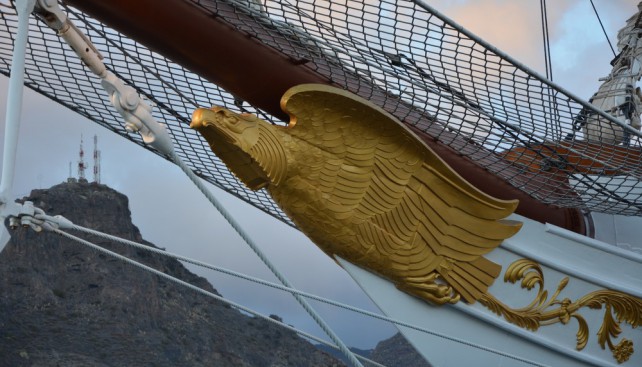 Золотой орел украшает форштевень круизного парусного барка Sea Cloud 