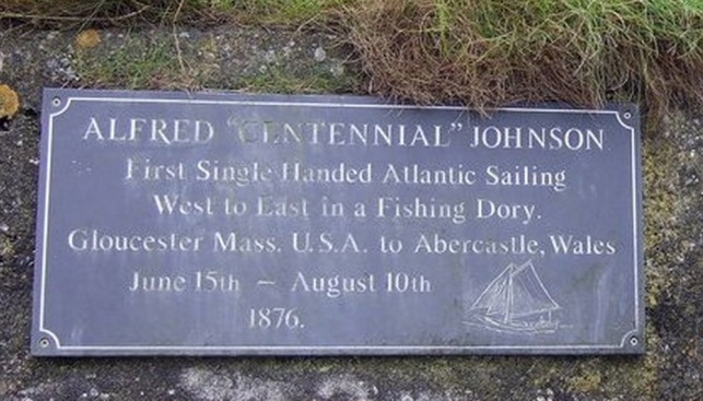 Мемориальная доска в честь плавания Альфреда Енсена. Аберкастл, Западный Уэльс