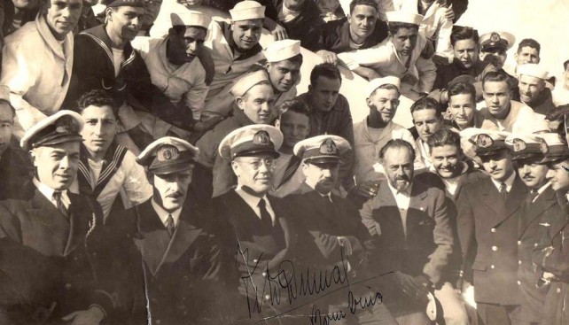 Среди моряков военно-морскому флота после передачи им своей яхты. 1947 г.