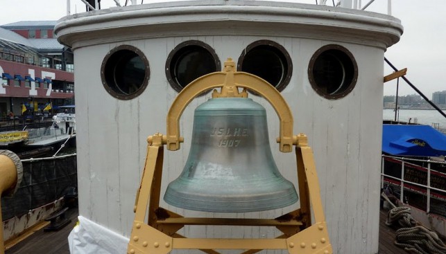 Колокол плавучего маяка «Эмброуз». Сейчас и колокол, да и сам маяк - музейные экспонаты. 2014 г.