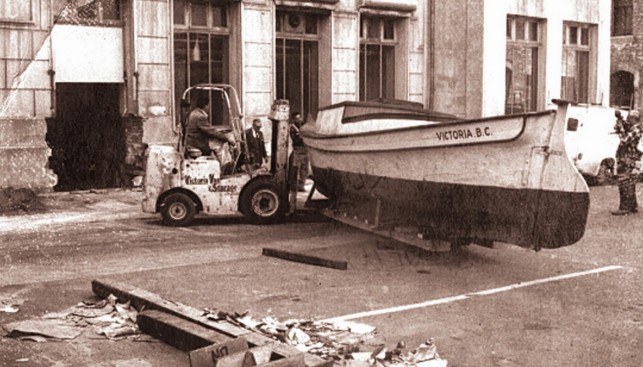 «Тиликум» перевозят в новое здание Морского музея. 1965 г.