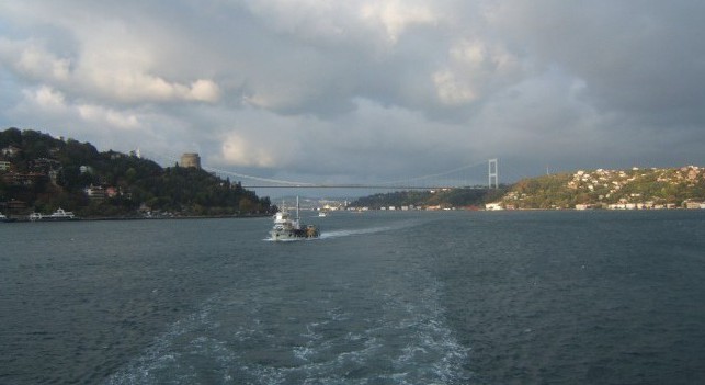 В игольном ушке Босфора оставлены узкие проходы для паромов, туристских судов, рыбацких лодок – и для яхт
