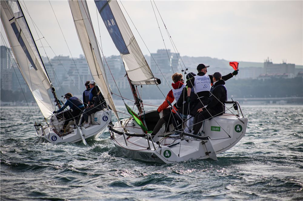 «Кантиана» шагает впереди