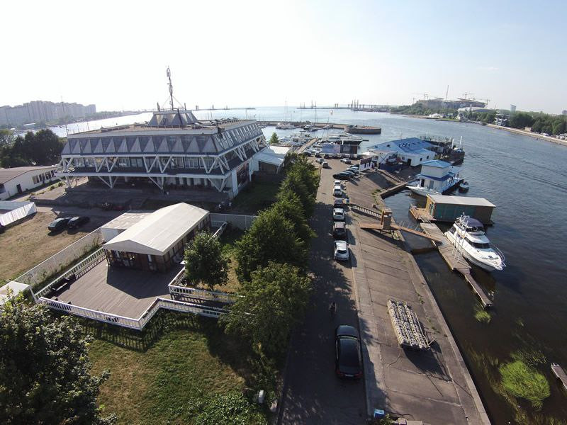 Яхт-клубу на Петровской косе обещают долгую жизнь