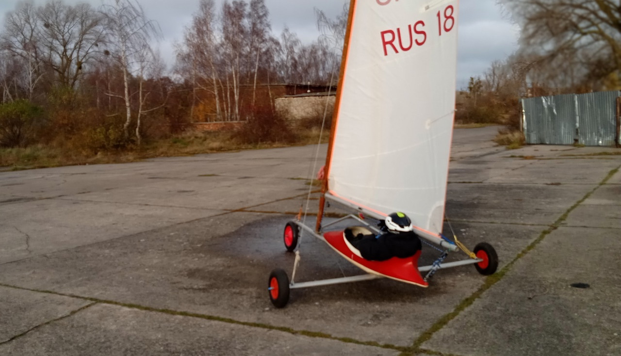 Без воды, снега и льда, но под парусом