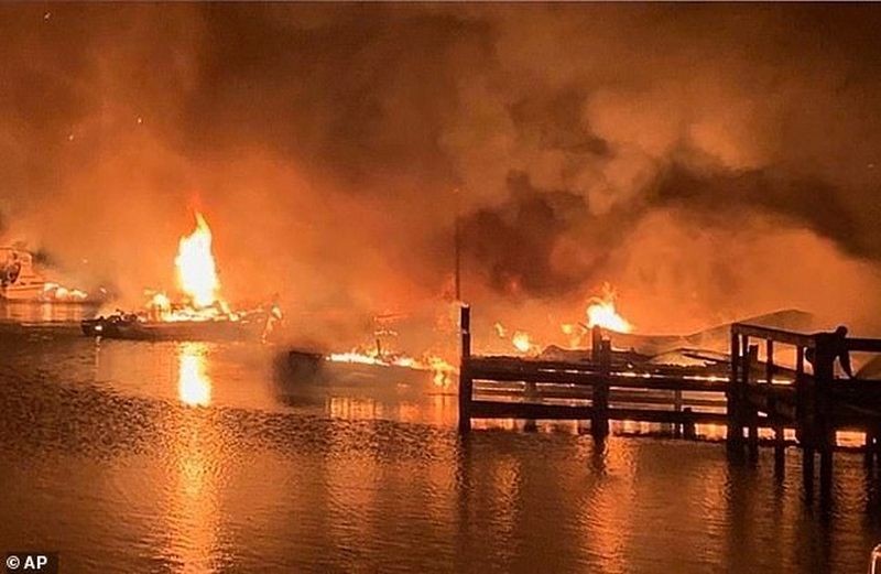 Восемь погибших в ночном пожаре
