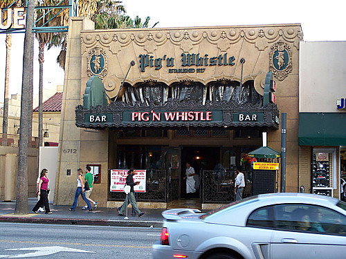 Бар Pig ‘N Whistle на Голливудском бульваре Лос-Анджелеса