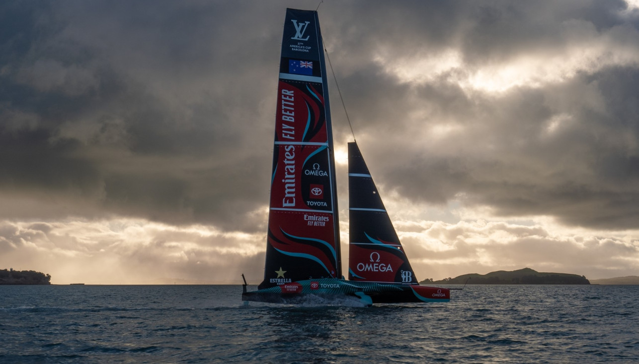 Emirates Team New Zealand показали свою лодку АС75 и на воде