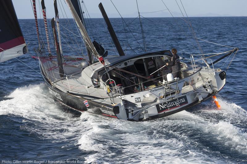 Barcelona World Race. У одного из лидеров проблемы