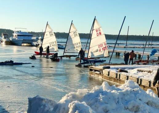 Порезали лед коньками