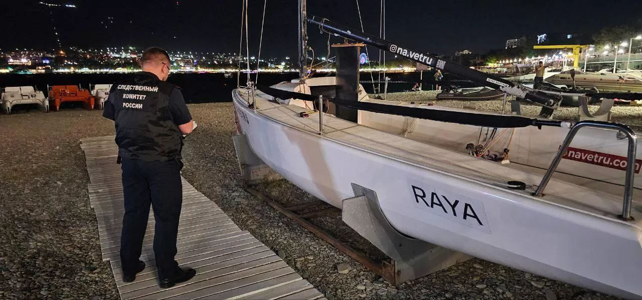 RAYA уже подняли и доставили на берег