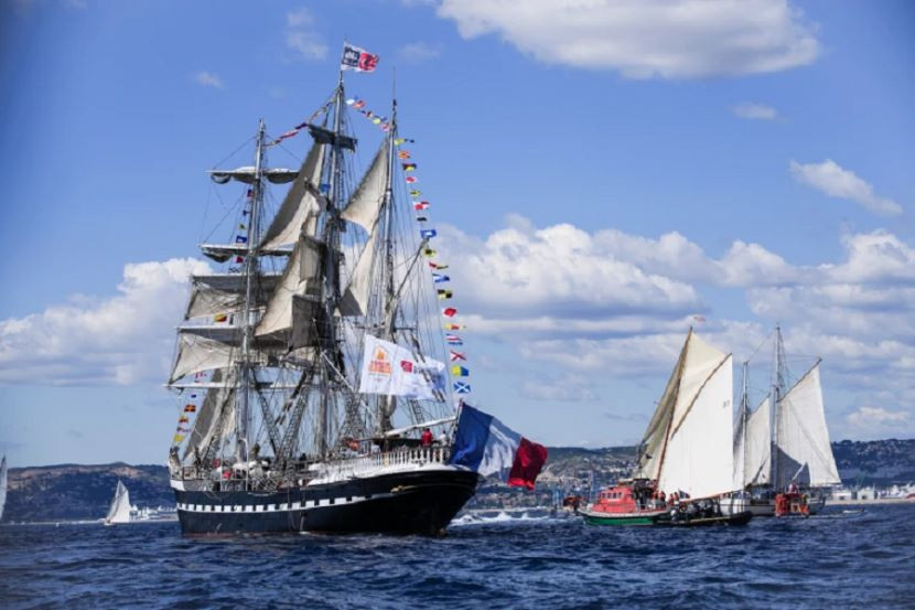 Олимпийский огонь прибыл в Марсель под парусами