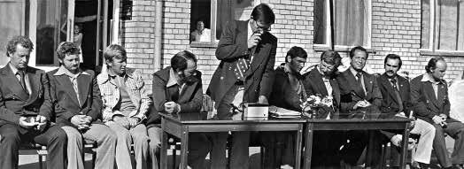 Отчет сборной СССР по парусному спорту после Олимпиады 1976 года. Слева направо: Владимир Васильев, Владимир Леонтьев, Александр Потапов, Валентин Замотайкин, Юрий Пильчин (главный тренер), Андрей Балашов, Владислав Акименко, Валентин Манкин, Виктор Потап