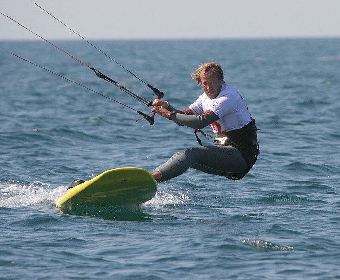 Кайтеры поддержали мост