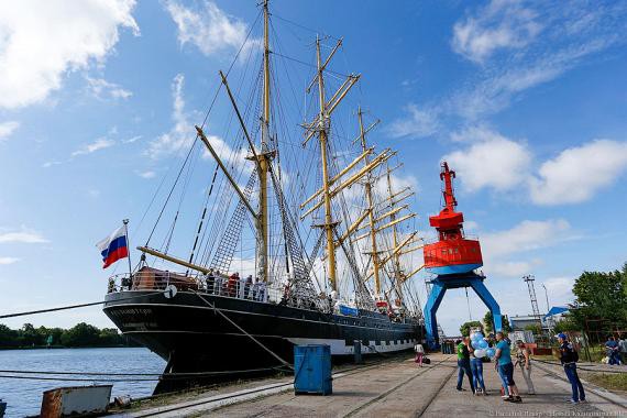 «Крузенштерн» вышел в море