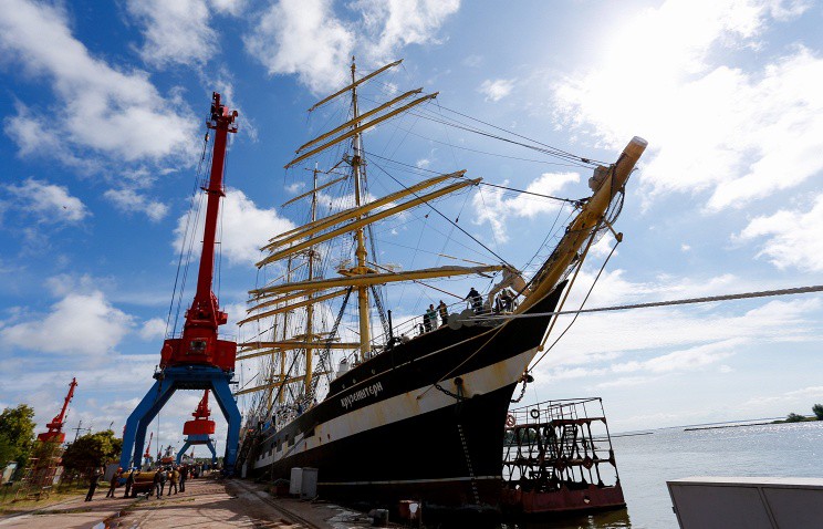 Экипаж "Крузенштерна" скорбит вместе со всеми
