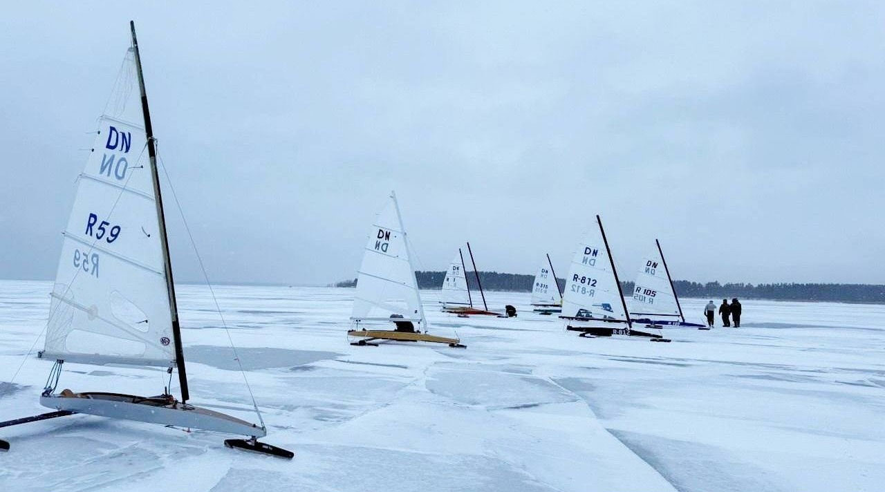 По снежному льду