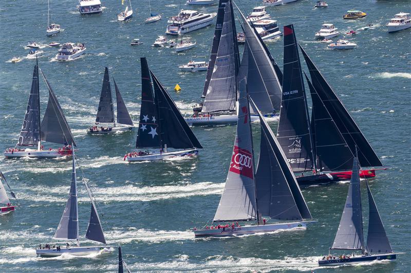 Rolex Sydney Hobart Yacht Race 2014. Впереди - большие