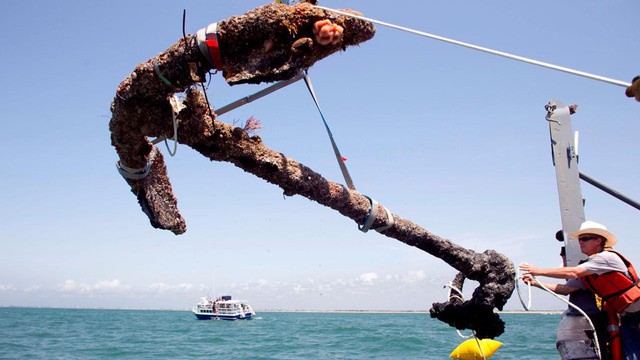 Чистят якорь Черной Бороды