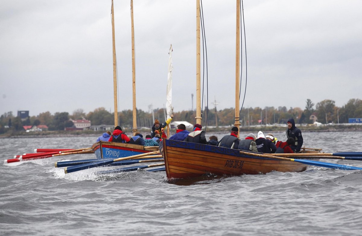 Парусник седов бушприт. Состязание на гребных парусных или моторных судах. Гребная регата ешинова. Ладья парусное судно. Состязание на гребных парусных или моторных судах.