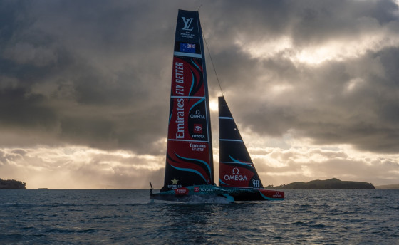 Emirates Team New Zealand показали свою лодку АС75 и на воде