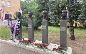 На Аллее Героев
