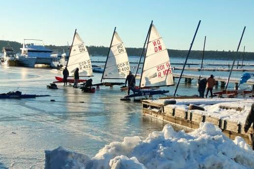 Порезали лед коньками