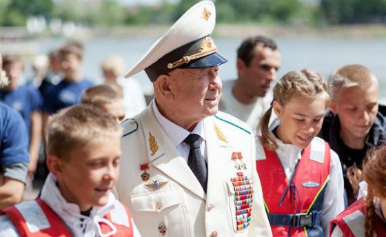 Алексей Леонов лично напутствует юных яхтсменов