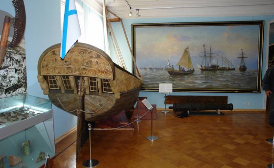 Плезир-яхта Петра Великого на музейном паркете