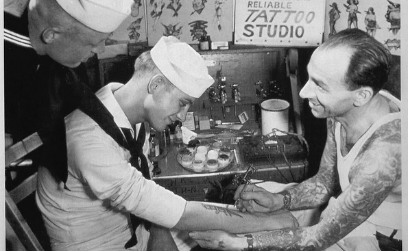 Американскому моряку наносят татуировку в гавайском tattoo-салоне