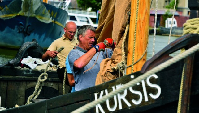 Команда готовит паруса на одной из курен – копии старых местных лодок