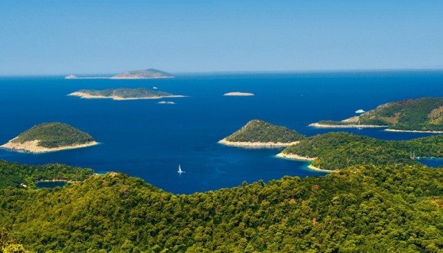 Неподалеку от поселка Убле с вершины острова открывается прекрасный вид на водные просторы Адриатики и синеющий внизу залив Вела-Лука