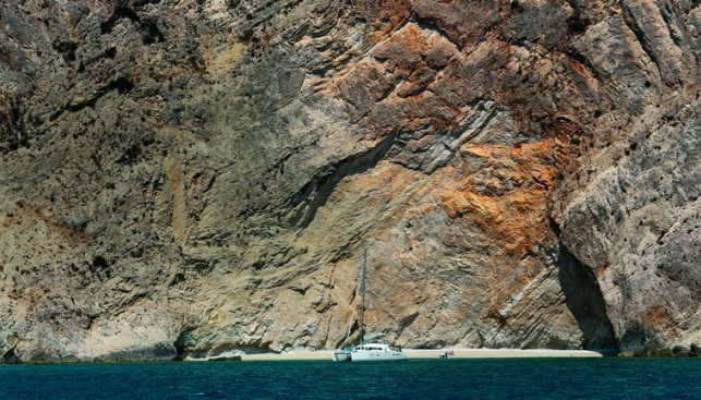 Скалы на северо-западе Корфу оставляют незабываемое впечатление