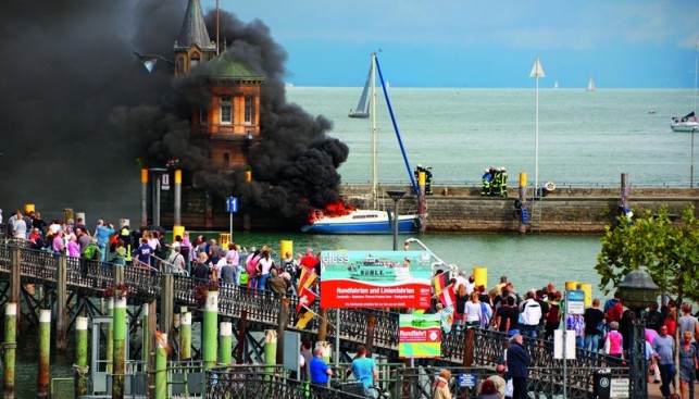 В порту Констанц горит яхта. Лето 2015-го