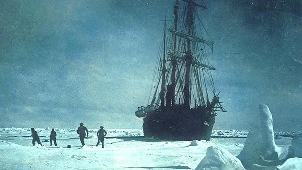 1915 год. Перед вами - Endurance, зажатый льдами.