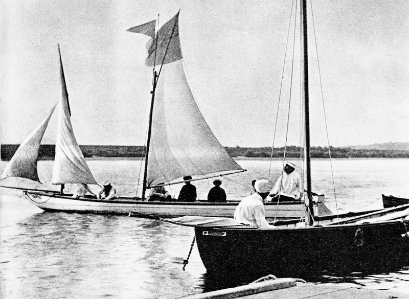 У руля лодки «Оять» В. Д. Поленов.