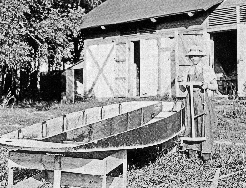 Одна из лодок, построенная по чертежам художника.