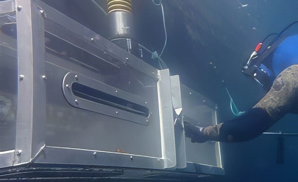 Подводная чистка корпуса с улавливанием и фильтрацией частиц удаляемого покрытия