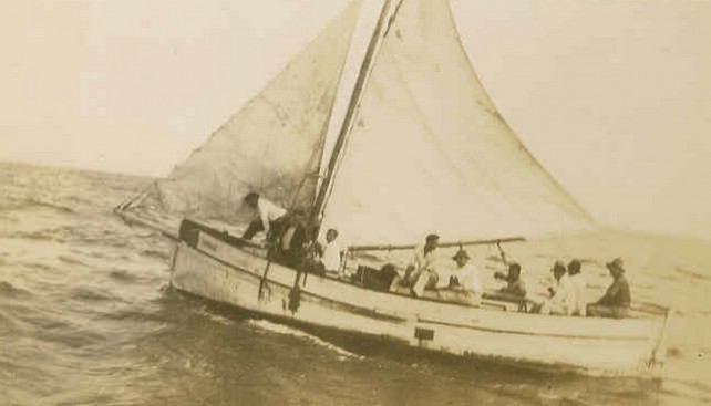 Лодка беглых каторжан покидает остров Аруба, через несколько часов она будет задержана французским военным кораблем
