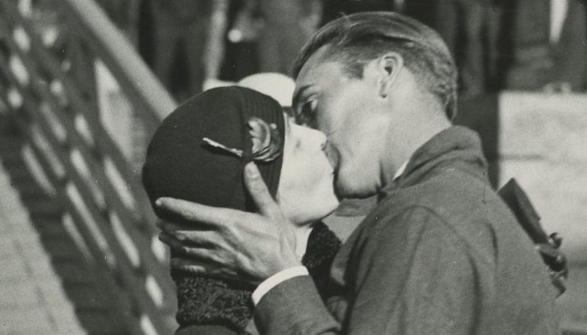 Флоренс Крейн не скрывала своих чувств к отважному моряку, но мало кто верил, что ее отец, один из богатейших людей Америки, позволит дочери выйти за него замуж. Ноябрь 1931 г.