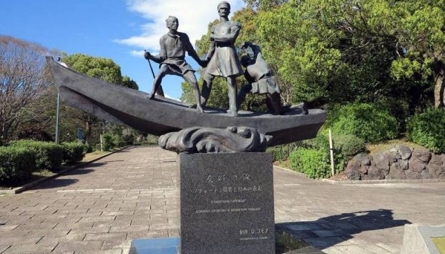 Памятник в парке Фудзи Хироми, увековечивающий память о миссии Е. В. Путятина: скульптурная композиция, изображающая русского адмирала и японских рыбаков