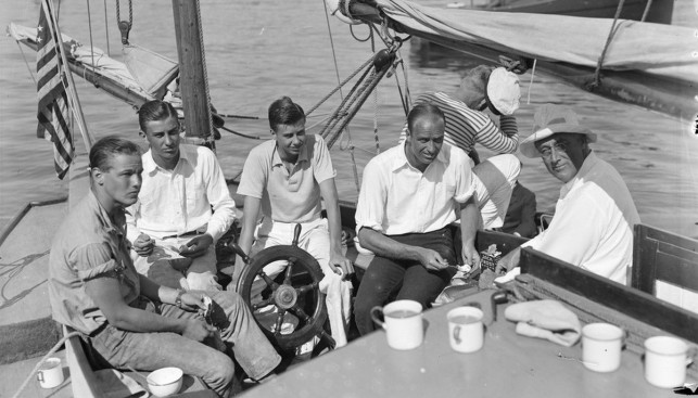 Рузвельт на борту яхты в гавани городка Марбллед, штат Массачусетса. 1934 г.