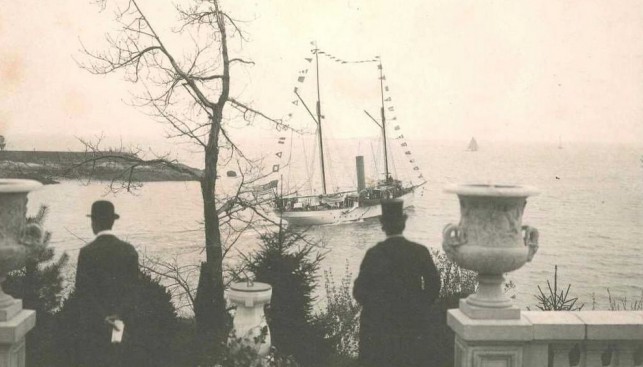 Oneida sail of Greenwich Harbor