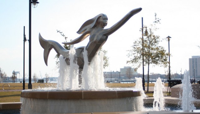 В американском портовом Норфолке десятки скульптурных изображений русалок – от вполне классических до самых что ни на есть модернистских