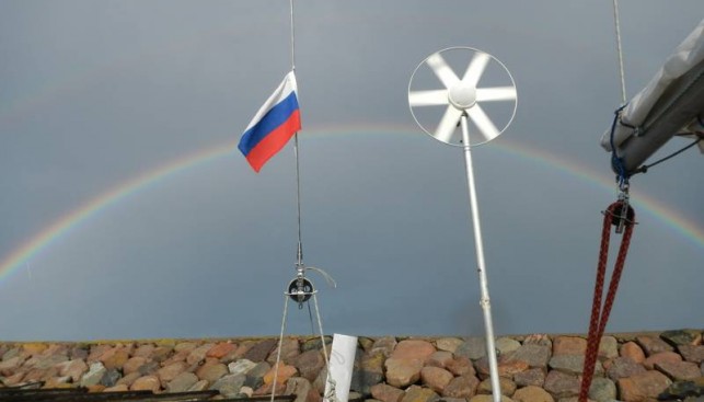 Флаг России гордо реет...