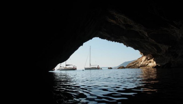В пещере, где в годы войны прятались подводные лодки, сейчас стоят яхты