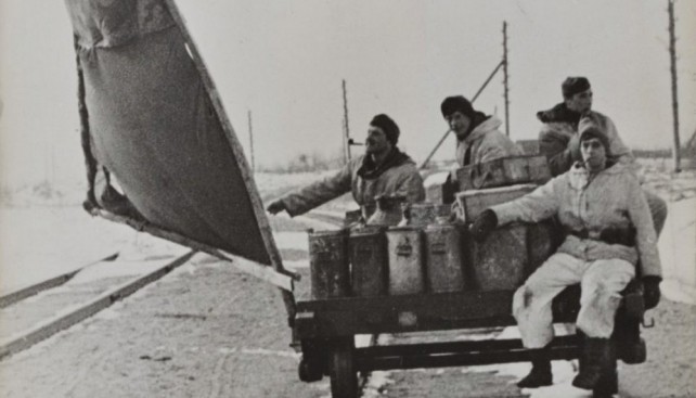Восточный фронт. Немецкие солдаты везут продукты на парусной дрезине. 1943 г.