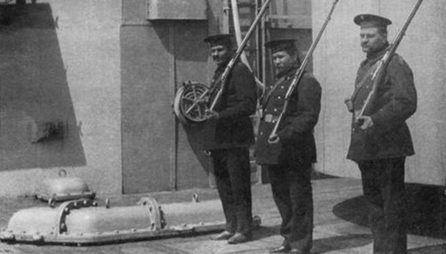 Севастополь, 1915 года. Наказанные стоят «под ружьем» у башни корабля «Иоанн Златоуст». Стоять предстояло 4 часа. Это называлось "пострелять рябчиков"