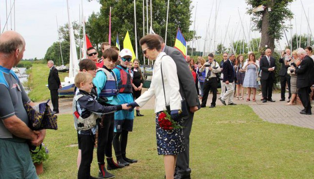 Во время посещения South Staffordshire Sailing Club принцессе Анне были представлены лучшие юные яхтсмены клуба. Июль 2014 г.